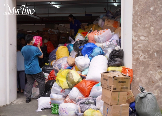 Ấm áp những tấm lòng của người dân TP.HCM sẻ chia cùng đồng bào vùng lũ miền Trung - Ảnh 12.