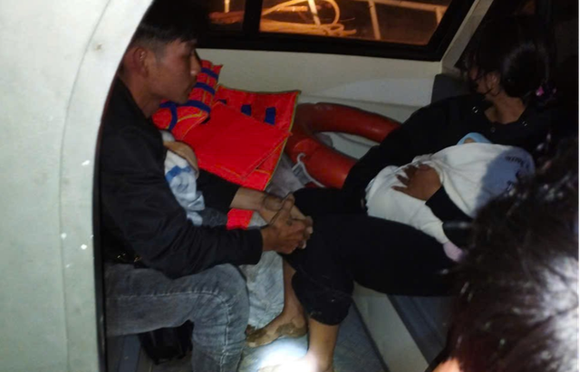 South-central Vietnamese provinces race to rescue stranded residents as floods leave dozens dead, widespread destruction - Ảnh 4.