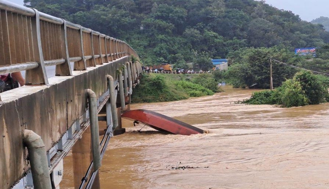 South-central Vietnamese provinces race to rescue stranded residents as floods leave dozens dead, widespread destruction - Ảnh 5.
