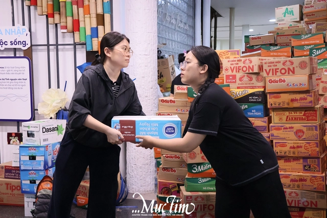 Đội viên, đoàn viên thành phố đồng lòng hỗ trợ đồng bào miền Trung- Ảnh 8. Đội viên, đoàn viên thành phố đồng lòng hỗ trợ đồng bào miền Trung- Ảnh 8.