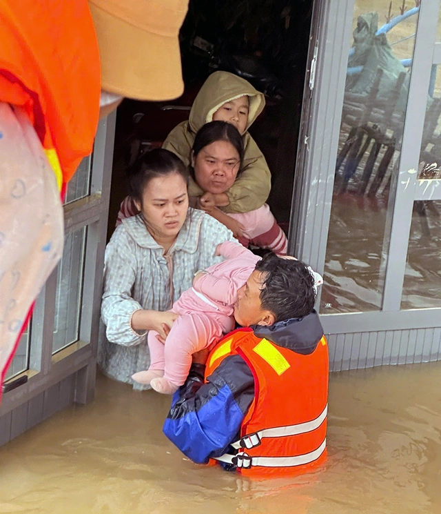 South-central Vietnam floods leave 72 dead, dozens missing as relief efforts continue- Ảnh 1.