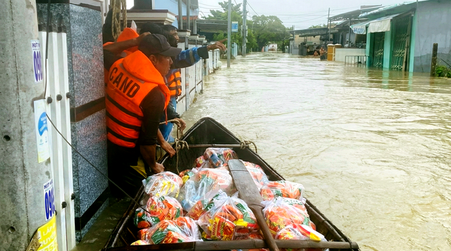South-central Vietnamese provinces race to rescue stranded residents as floods leave dozens dead, widespread destruction - Ảnh 1.