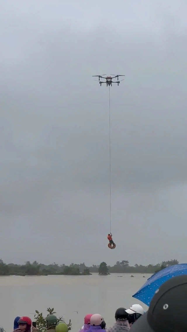 Drone saves man from capsized boat amid severe flooding in central Vietnam - Ảnh 1.