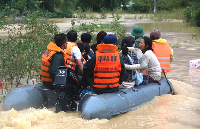 Global emergency aid brings millions of USD to Vietnam’s storm recovery efforts - Ảnh 1.