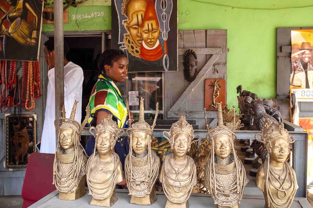 Nigerian bronze artists cling to age-old techniques - Ảnh 1.