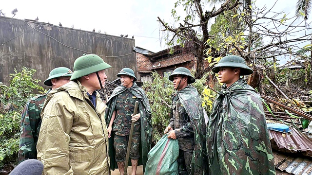 South-central Vietnamese provinces race to rescue stranded residents as floods leave dozens dead, widespread destruction - Ảnh 3.