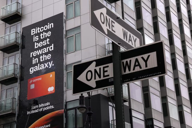 Bitcoin on thin ice after sinking in flight from risk - Ảnh 1.