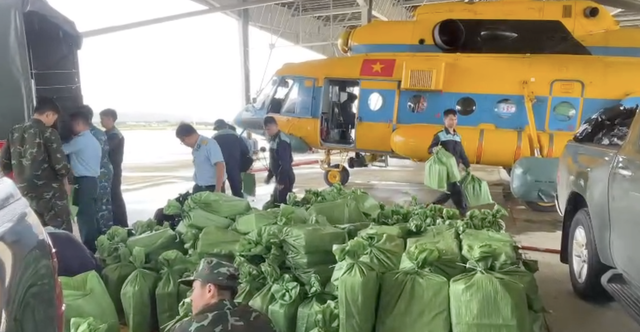 International emergency aid reaches flood-hit provinces in central Vietnam
- Ảnh 2.