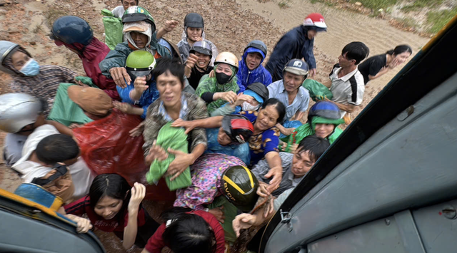 International emergency aid reaches flood-hit provinces in central Vietnam
- Ảnh 3.
