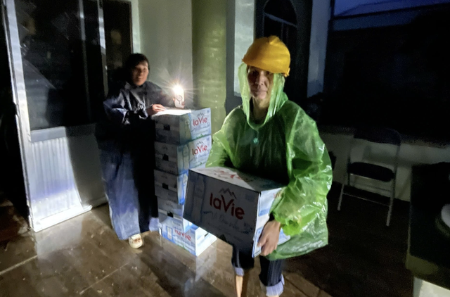 International emergency aid reaches flood-hit provinces in central Vietnam
- Ảnh 1.