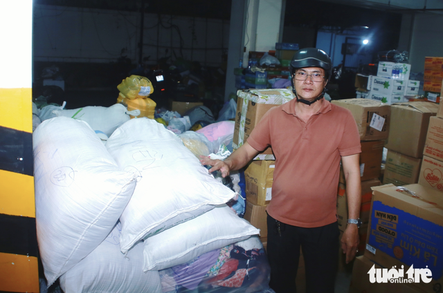 Ho Chi Minh City volunteers work overnight to support flood-affected communities
- Ảnh 1.