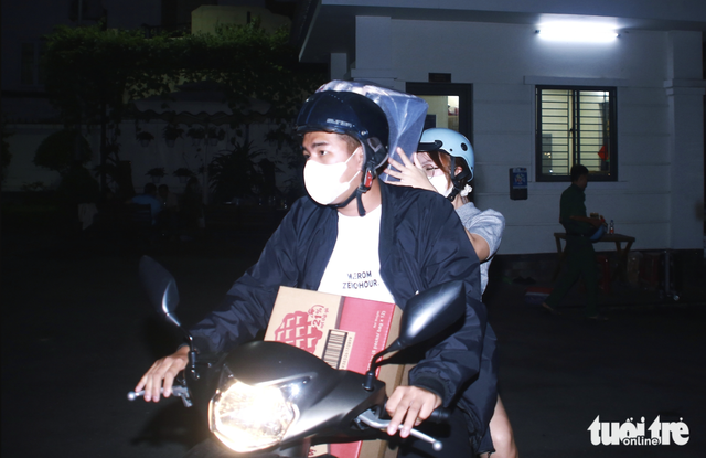 Ho Chi Minh City volunteers work overnight to support flood-affected communities
- Ảnh 5.