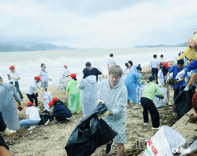 Foreigners join locals in cleaning up Nha Trang beach after floods in south-central Vietnam- Ảnh 1.