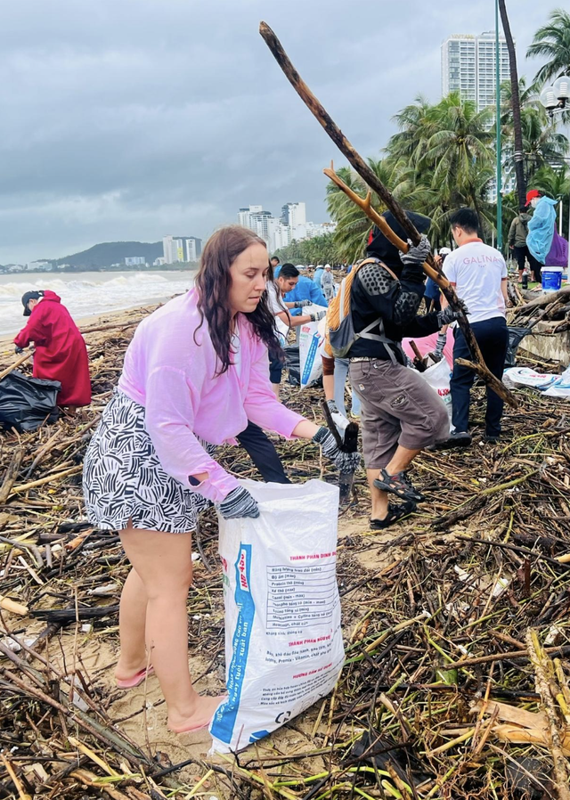 Foreigners join locals in cleaning up Nha Trang beach after floods in south-central Vietnam- Ảnh 2.