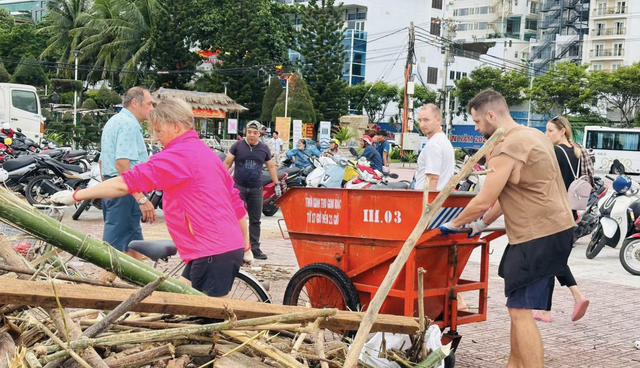 Foreigners join locals in cleaning up Nha Trang beach after floods in south-central Vietnam- Ảnh 4.