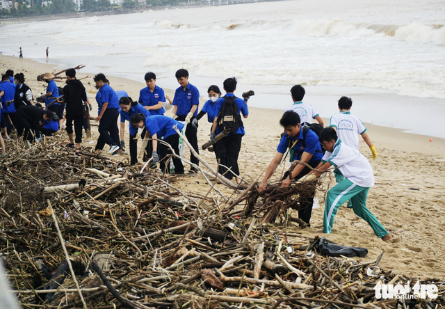 Foreigners join locals in cleaning up Nha Trang beach after floods in south-central Vietnam- Ảnh 5.
