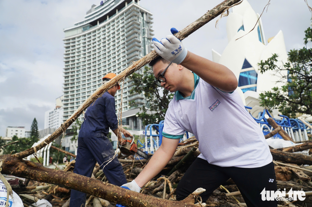 Foreigners join locals in cleaning up Nha Trang beach after floods in south-central Vietnam- Ảnh 6.