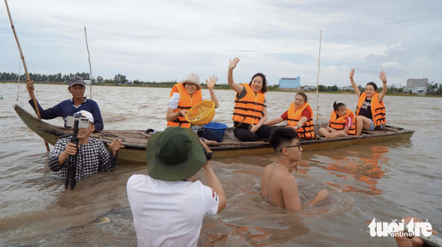 Tourists try new flood-season experiences in Vietnam’s Mekong Delta
- Ảnh 1.