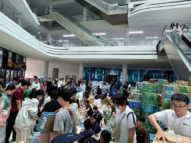 Sinh viên TP.HCM xuyên đêm hỗ trợ phân loại, đóng gói hàng hóa gửi đến miền Trung- Ảnh 2.