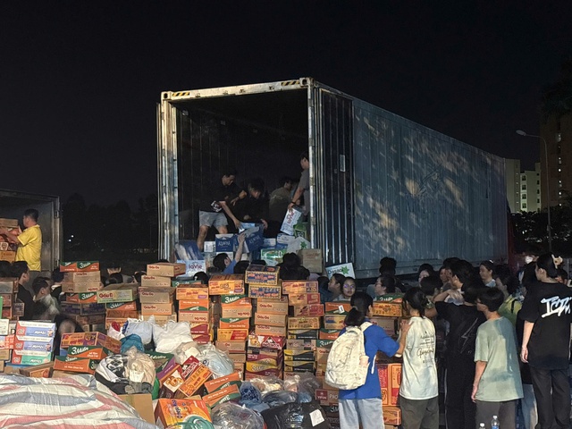 Sinh viên TP.HCM xuyên đêm hỗ trợ phân loại, đóng gói hàng hóa gửi đến miền Trung- Ảnh 4.