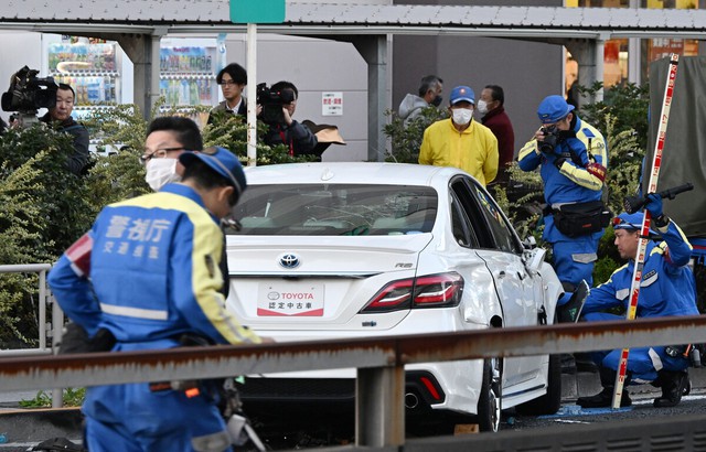 1 killed after car hits pedestrians in Tokyo- Ảnh 1.