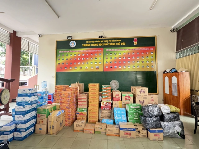 Trường THPT Thủ Đức sẻ chia yêu thương cùng đồng bào vùng lũ - Ảnh 4.