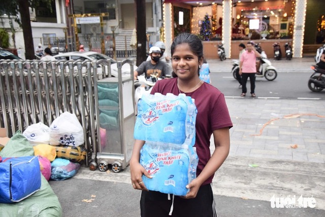 Expats join Ho Chi Minh City locals in flood relief efforts for central Vietnam- Ảnh 1.