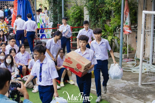 Học sinh Trường THPT Bùi Thị Xuân gói ghém yêu thương gửi đến miền Trung - Ảnh 3.