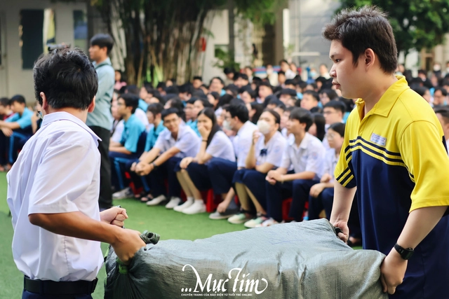 Học sinh Trường THPT Bùi Thị Xuân gói ghém yêu thương gửi đến miền Trung - Ảnh 5.