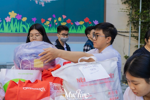 Học sinh Trường THPT Bùi Thị Xuân gói ghém yêu thương gửi đến miền Trung - Ảnh 6.