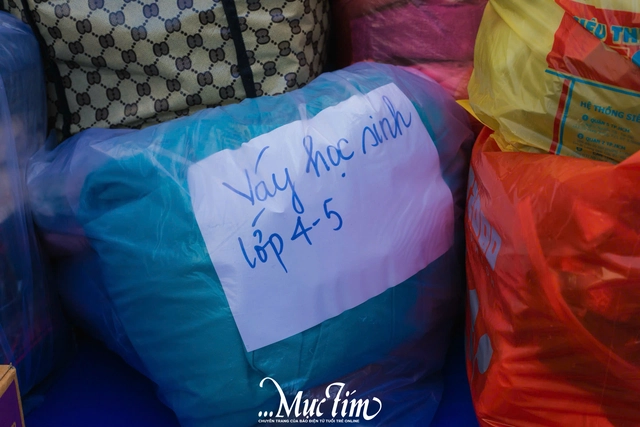 Học sinh Trường THPT Bùi Thị Xuân gói ghém yêu thương gửi đến miền Trung - Ảnh 7.