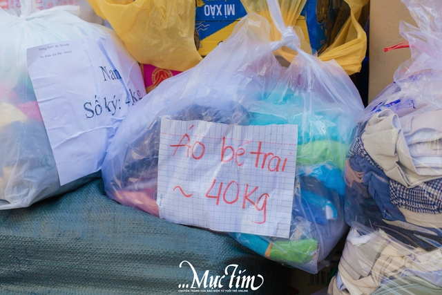 Học sinh Trường THPT Bùi Thị Xuân gói ghém yêu thương gửi đến miền Trung - Ảnh 9.