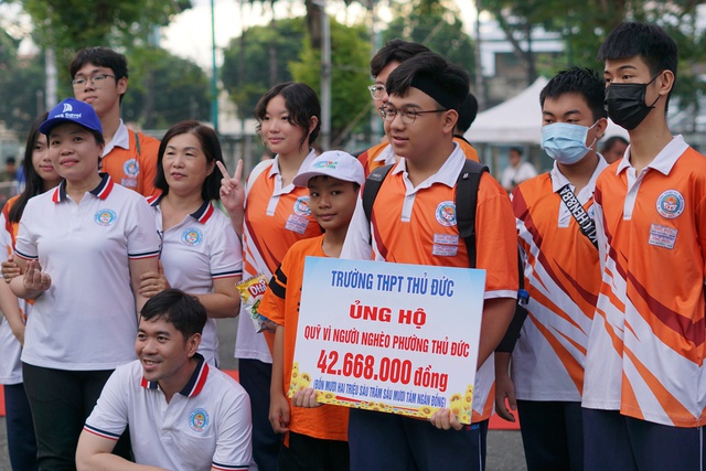 Trường THPT Thủ Đức sẻ chia yêu thương với đồng bào vùng lũ  - Ảnh 7.
