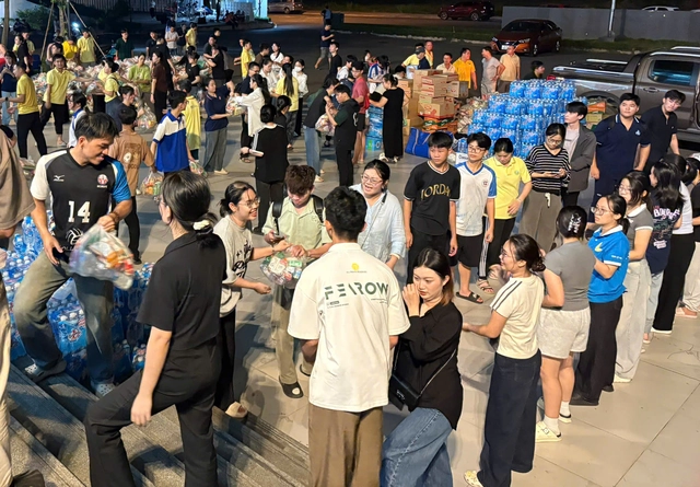 Sinh viên TP.HCM xuyên đêm hỗ trợ phân loại, đóng gói hàng hóa gửi đến miền Trung- Ảnh 1.