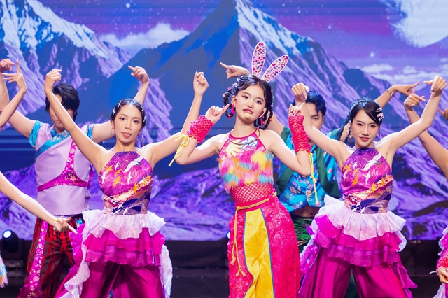 Tuấn Cry rủ ca sĩ gen Z Kim Cương chơi oẳn tù tì- Ảnh 4.