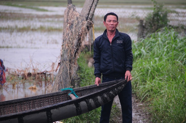 Villagers use duck-herding boats to save dozens from raging floodwaters in south-central Vietnam- Ảnh 2.