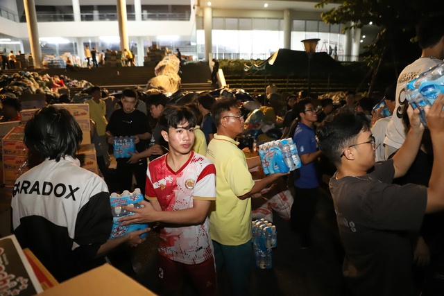 Nhiều trường đại học tại TP.HCM chung tay, gửi yêu thương đến miền Trung - Ảnh 2.