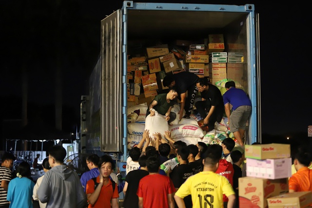 Nhiều trường đại học tại TP.HCM chung tay, gửi yêu thương đến miền Trung - Ảnh 1.