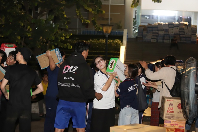 Nhiều trường đại học tại TP.HCM chung tay, gửi yêu thương đến miền Trung - Ảnh 3.