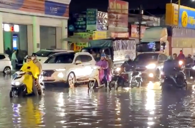 One-hour downpour turns national highway into river in Vietnam’s Dong Nai - Ảnh 1.