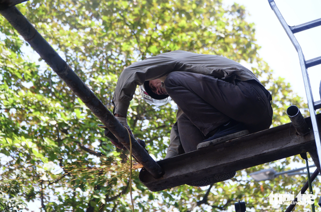 Hanoi steps up sidewalk clean-up with widespread awning removal- Ảnh 1.