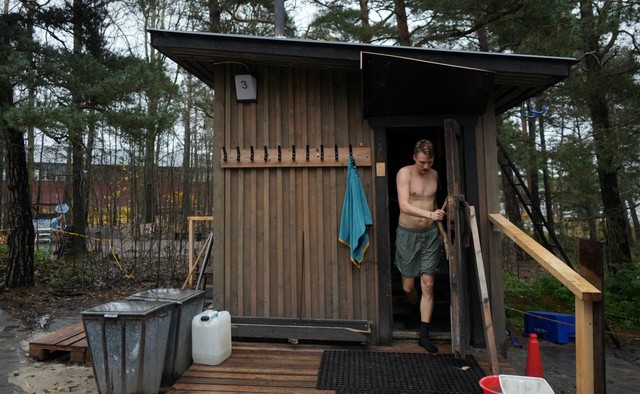 Finland clings to happiness crown as economic gloom deepens- Ảnh 7.