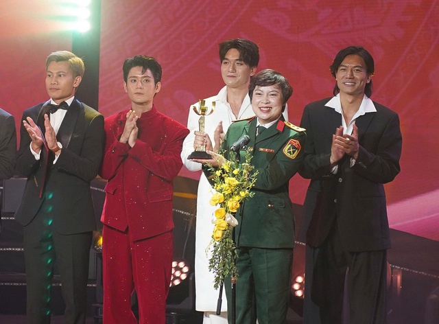 Không ngoài dự đoán, Mưa đỏ bội thu giải thưởng tại Liên hoan phim Việt Nam- Ảnh 1.