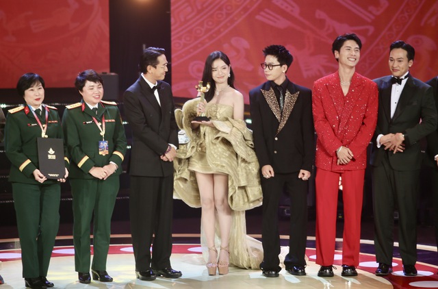 Không ngoài dự đoán, Mưa đỏ bội thu giải thưởng tại Liên hoan phim Việt Nam- Ảnh 3.