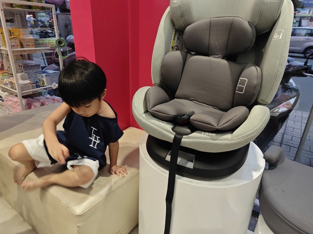 Vietnam’s child car seat market sees uneven quality, steep discounts as safety rule nears- Ảnh 1.