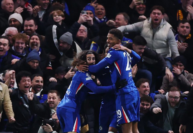 Chelsea turn on the style to crush 10-man Barca 3-0 - Ảnh 1.