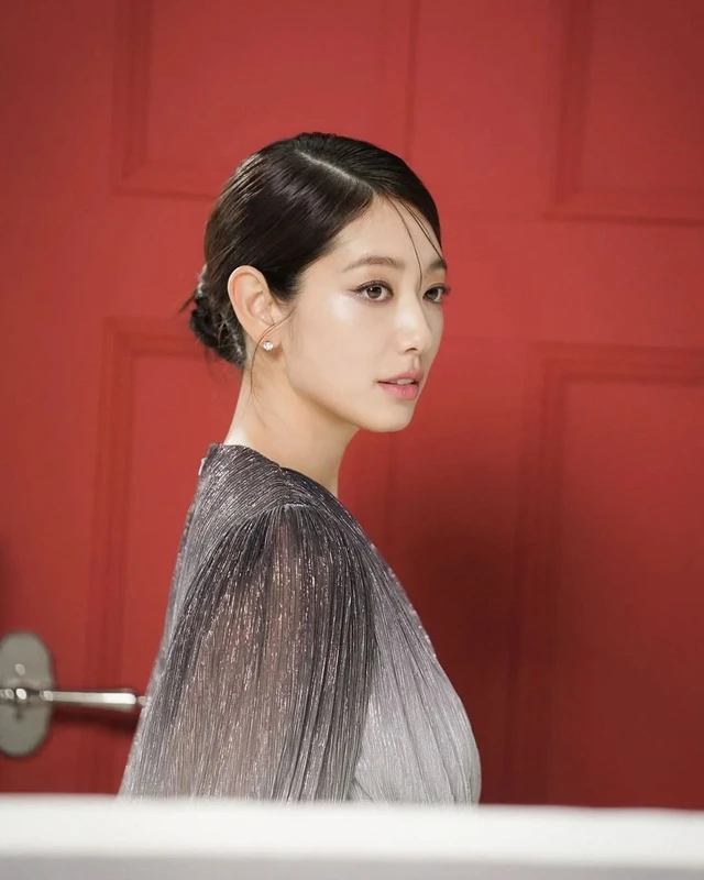 Yoo Yeon Seok hóa luật sư trong phim mới; Taeyeon kỷ niệm 10 năm hoạt động solo- Ảnh 4.