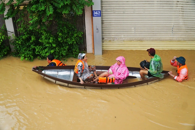Storm Koto enters East Vietnam Sea, expected to strengthen - Ảnh 2.
