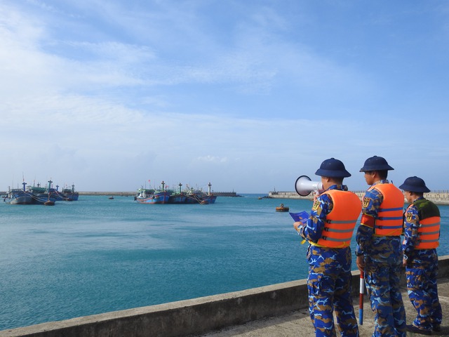 Vietnam military deploys over 267,000 troops, helicopters, vehicles in preparation for storm Koto- Ảnh 1.