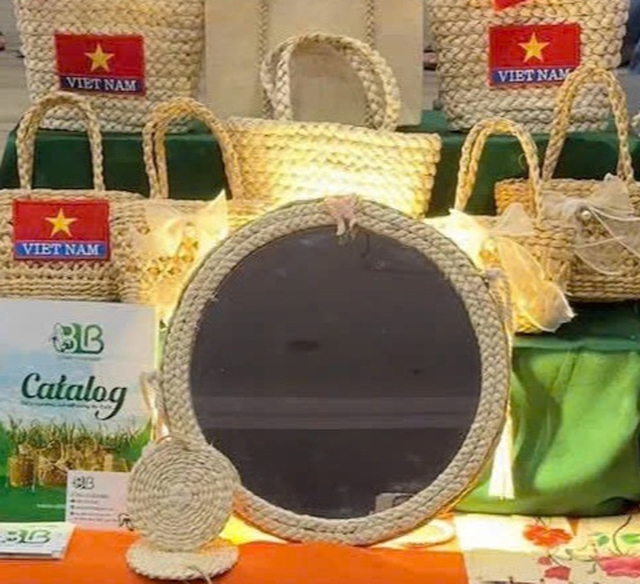 Sinh viên Trường đại học FPT khởi nghiệp từ vỏ bắp - Ảnh 2.